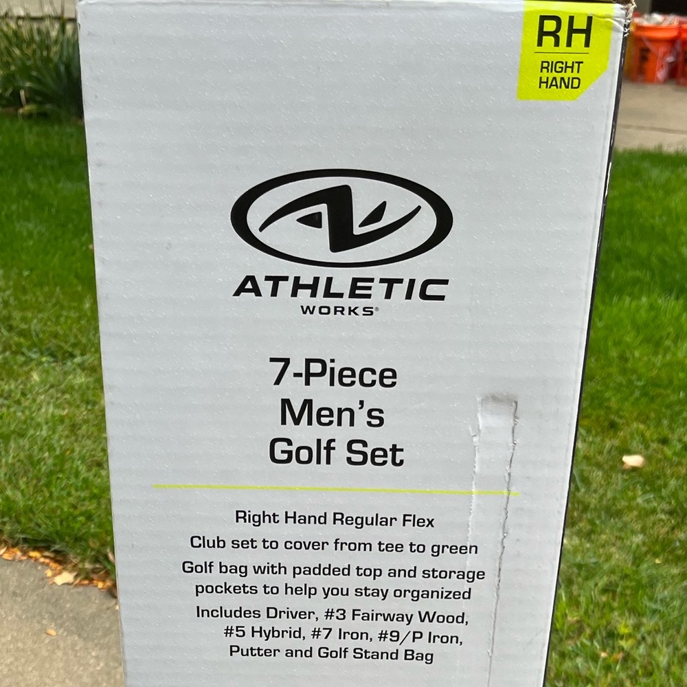 RIGHT HANDED ATHLETIC WORKS GOLF CLUB SET! Has never been used !!